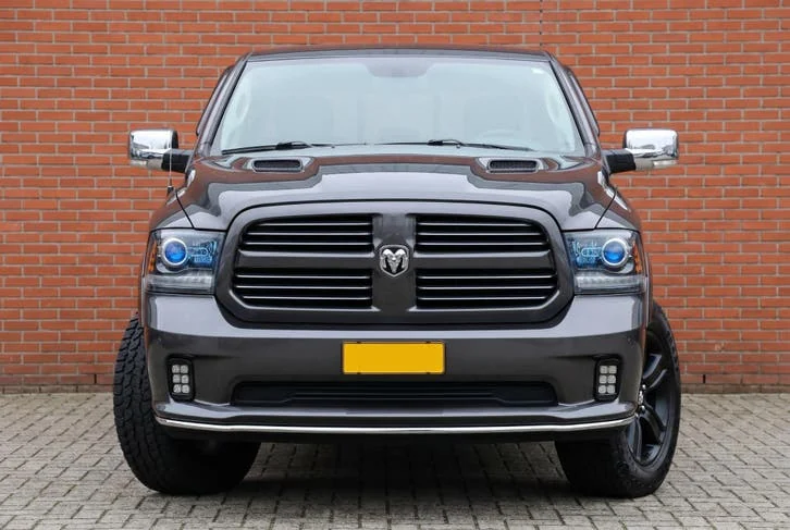 Dodge RAM 1500 Sport 5.7 V8 HEMI &mdash; vooraanzicht