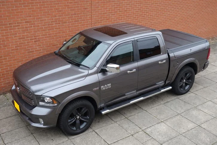 Dodge RAM 1500 Sport 5.7 V8 HEMI &mdash; zijaanzicht van boven