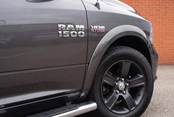 Dodge RAM 1500 Sport 5.7 V8 HEMI &mdash; HEMI 5.7 embleem en velg