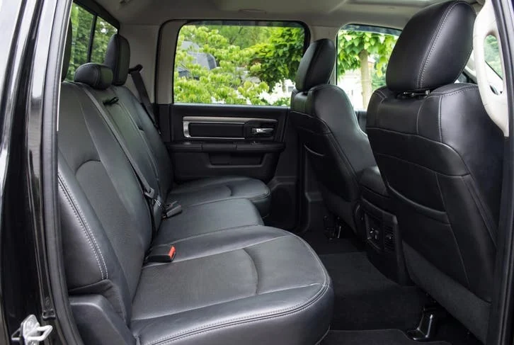 Dodge RAM 1500 Sport 5.7 V8 HEMI &mdash; interieur achterbank
