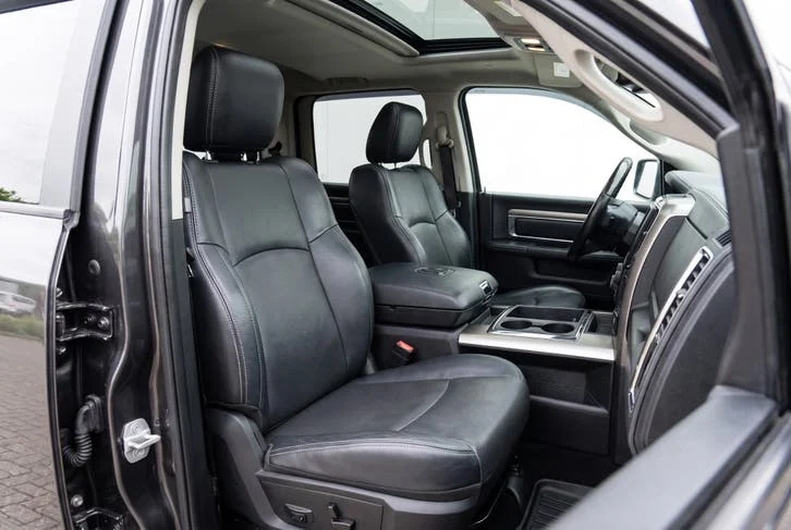 Dodge RAM 1500 Sport 5.7 V8 HEMI &mdash; interieur voorstoelen